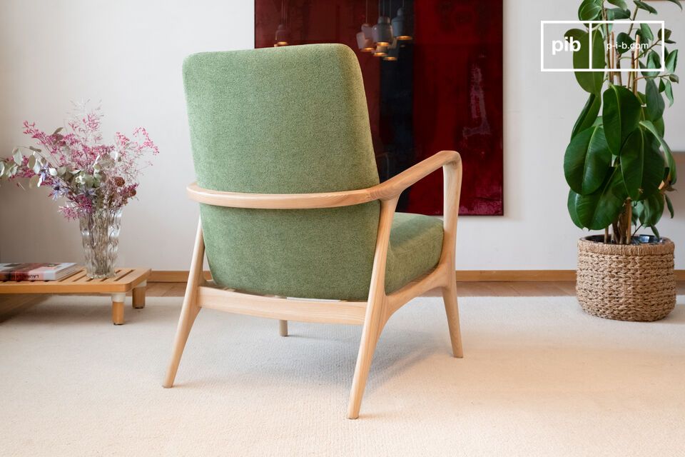 Une association typiquement scandinave de bois clair et d'une assise fonctionnelle et confortable.