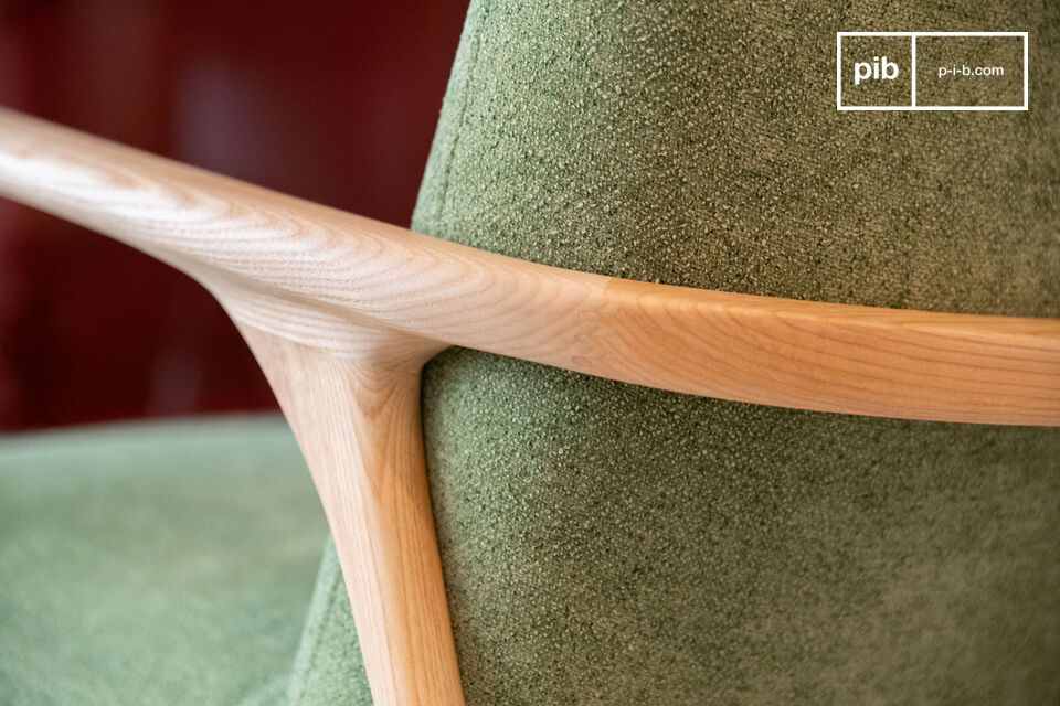 L'assise est simplement posée sur le piètement incliné et maintenue à l'arrière par une fine ceinture de bois.