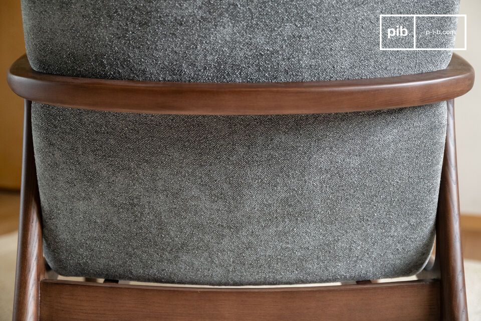 L'assise est maintenue à l'arrière par une fine ceinture de bois.
