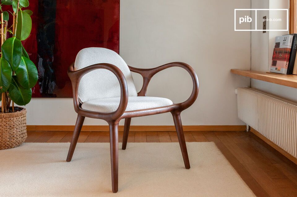 Son dessin évoque les fauteuils club des années 30 mais ses proportions sont clairement contemporaines.