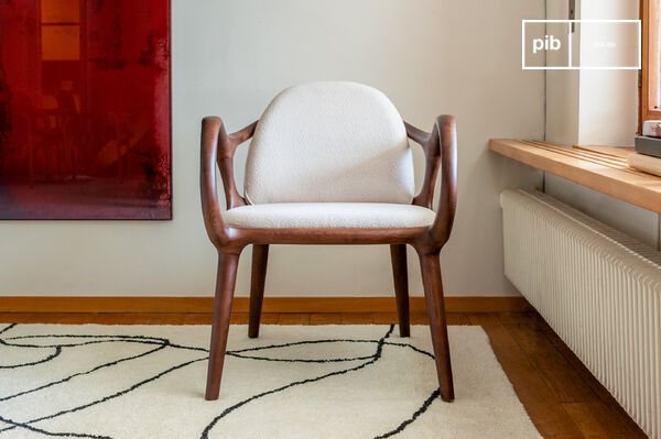 La fine structure en bois massif sombre d'un seul tenant est visuellement légère.
