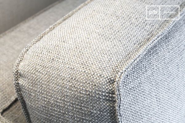 Le tissu gris chiné lui confère un style vintage 50.
