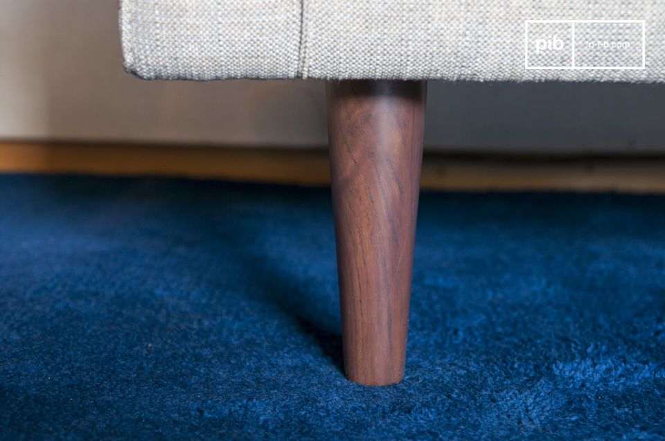 Les pieds coniques sont en bois massif finition noyer.