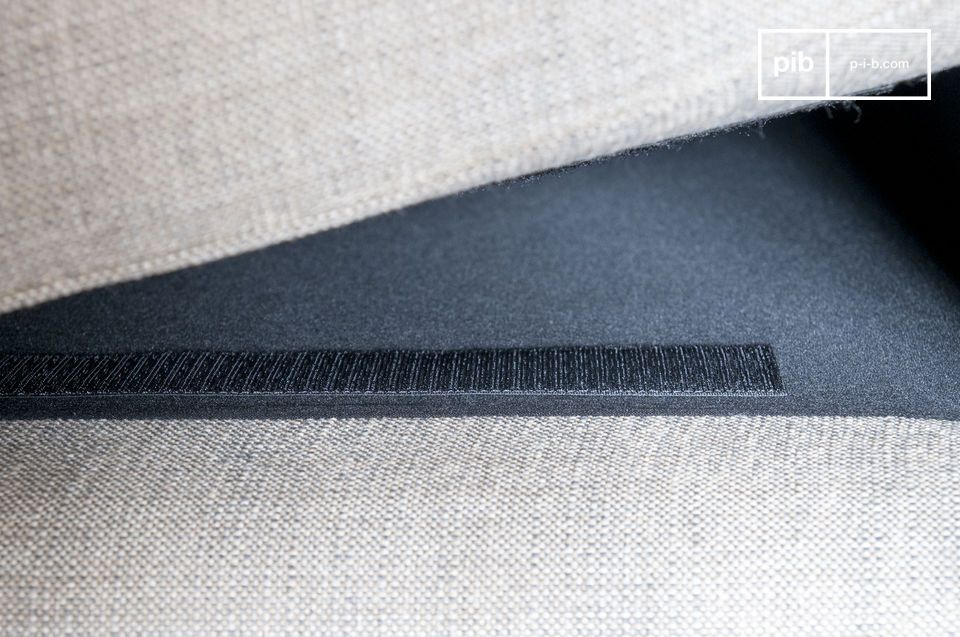 Les coussins sont déhoussables pour faciliter l'entretien et fixés à la base avec un velcro.