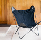 Fauteuil en toile noire et à la structure métallique cylindrique mat.