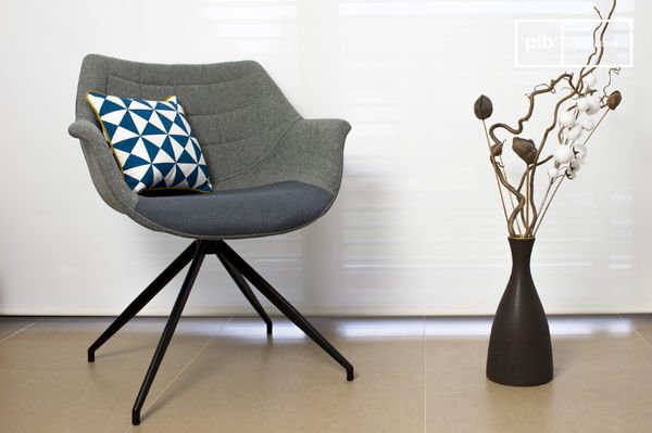 Fauteuil tout en rondeur aux lignes scandinaves.