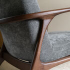 Met een zithoogte van 43 cm biedt deze fauteuil ideaal comfort en stabiliteit