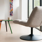 Beau fauteuil aux lignes rétro épurées.