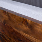 Les couleurs grises et marrons s'associent à merveille.