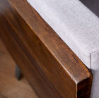 Le tissu gris clair est très délicat.