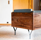 Avec ses pieds fins, le fauteuil a une apparence aérienne.