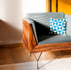 Le fauteuil affiche de belles lignes verticales.