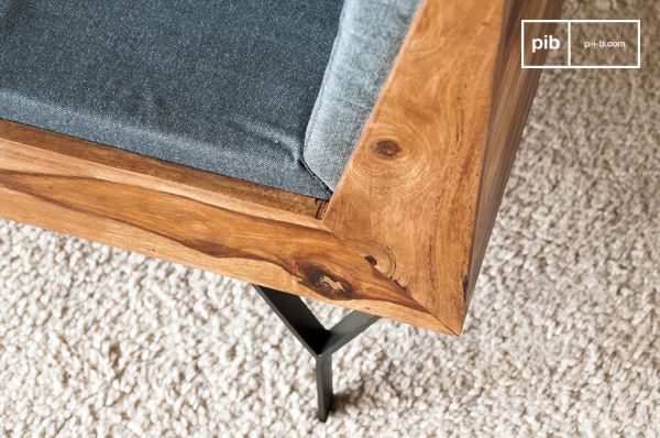 Quatre pieds métalliques robustes et parfaitement rigides.