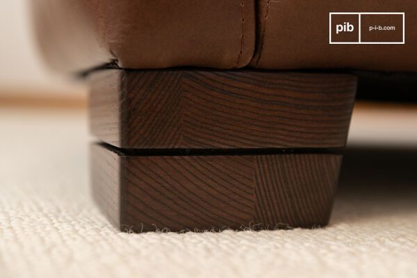 Les pieds en bois massif vernis noyer présentent un design art déco géométrique.