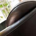 Le fauteuil associe le caractère d'un club classique à une structure aux lignes nettes, soulignées par le cuir noir.