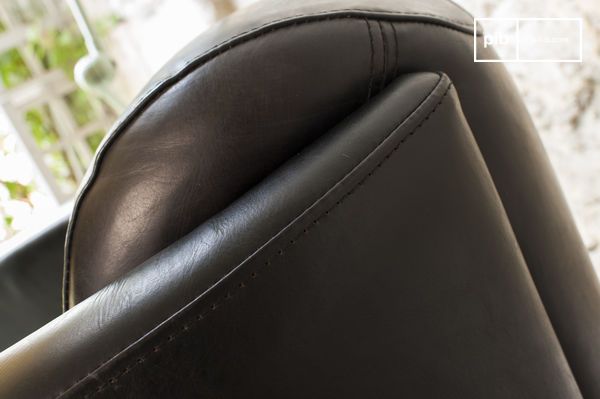 Le fauteuil associe le caractère d'un club classique à une structure aux lignes nettes, soulignées par le cuir noir.