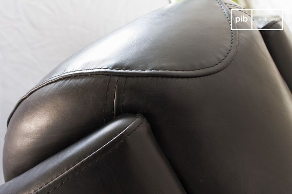 Le travail de couture est artisanal, minutieux, et soigneusement exécuté.