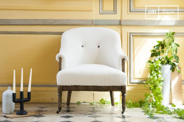 Un fauteuil de style classique revisité, où la sobriété du tissu clair rencontre la chaleur du bois apparent.