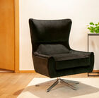 Un fauteuil aux lignes nettes, avec dossier haut évasé, coussin épais et piètement en étoile.