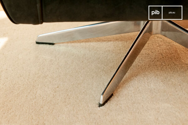 Le fauteuil pivote à 360° sur un pied en étoile à cinq branches en inox.