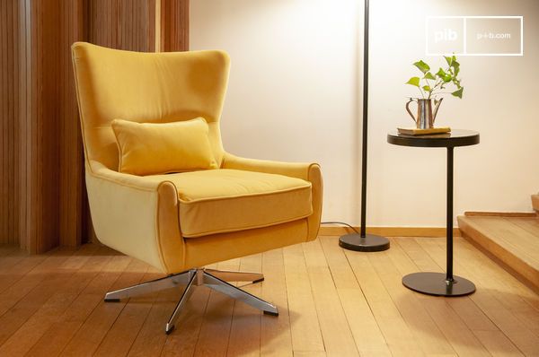 Un fauteuil enveloppant et lumineux, entre confort moderne et référence aux silhouettes lounge des années 60.