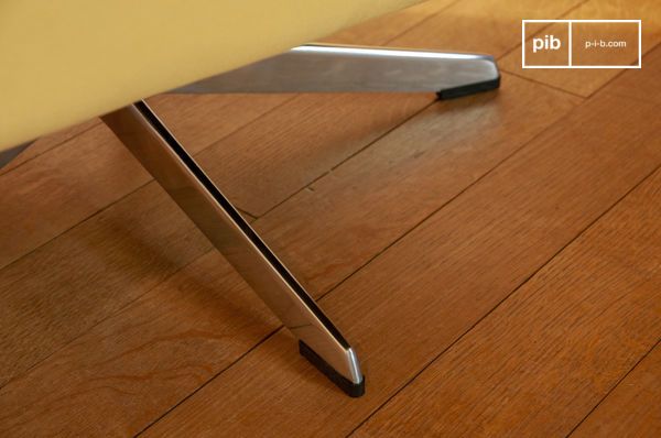 Le fauteuil pivote à 360° sur son piètement en étoile à cinq branches en inox poli miroir.