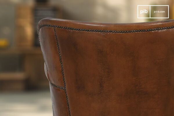 De omhullende rugleuning en de royale zitting bieden zacht comfort en blijven toch compact (72 cm