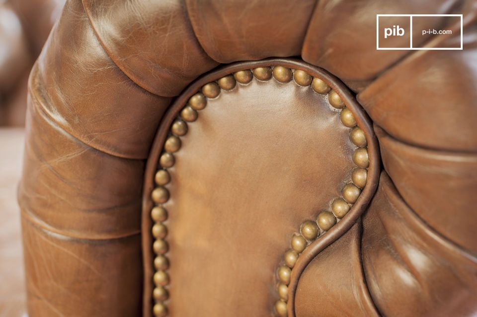 The comfort of this leather armchair is ensured by the use of traditional English manufacturing