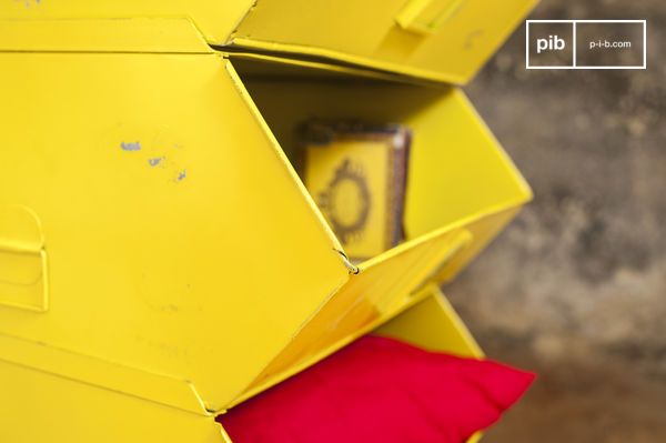 Gekleurde stapelbare opbergelementen voor uw artikelen.