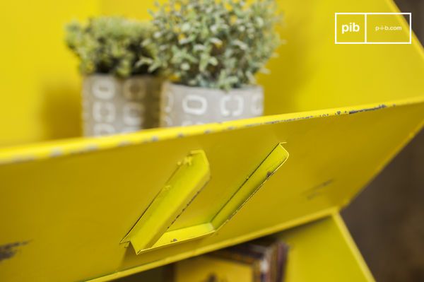 A pretty coloured label holder is an interesting detail.