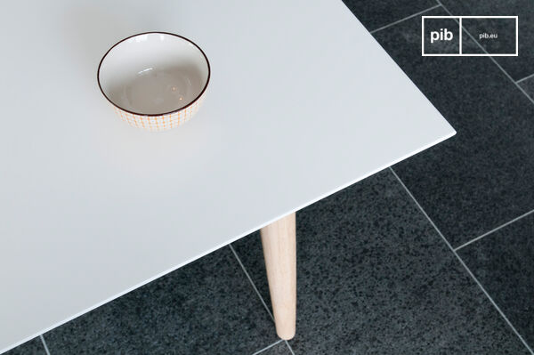 The top is covered with a resistant colourless lacquer.