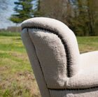 Wrap-around rugleuning en dikke zitting bekleed met veren.