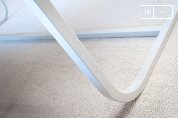 Tubular metal structure covered with a satin white.