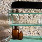 Der Tisch ist breit und tief, sodass mehrere Objekte platziert werden können.