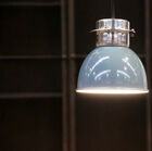 Een prachtige blauwgrijze hanglamp in een industriële stijl.