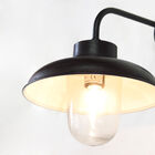 Kontrast der dunklen Mattierung der Wandlampe mit der Wand.