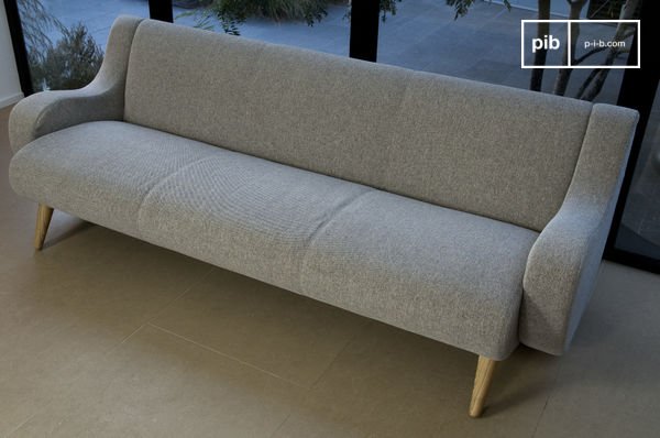 Een grote bank met een vintage karakter