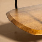 It is an aesthetic choice that focuses on lightness to structure the space without ever cluttering