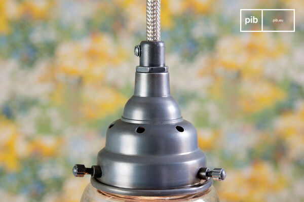 Detail van de metalen structuur en vlecht.