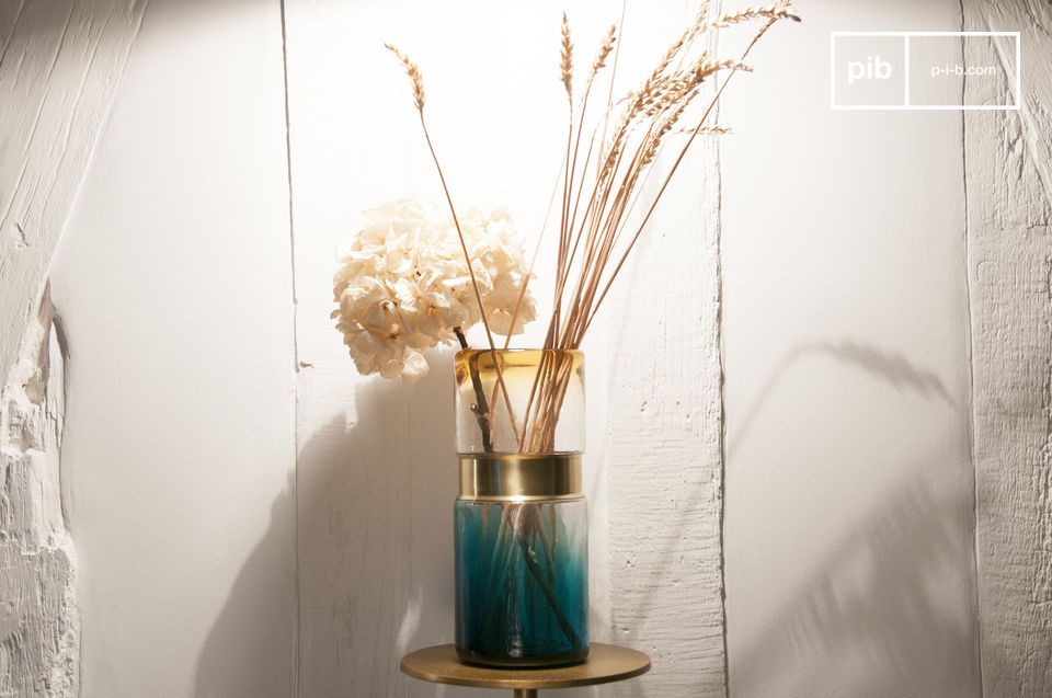 Prachtige blauw getinte vaas.