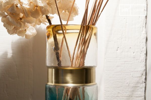 Een mooie gouden ring maakt de afwerking van de vaas compleet.