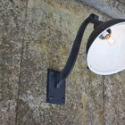 Een mooie industriële lamp die zich zowel binnen als buiten op zijn gemak voelt.