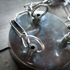 Hermoso acabado en plata barnizado.