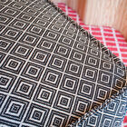 Sillón con motivos étnicos y elegantes acabados.