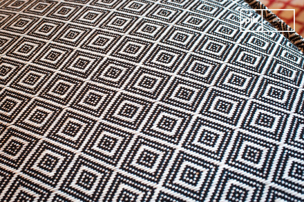 Bonitos diseños étnicos para un sillón totalmente tejido.