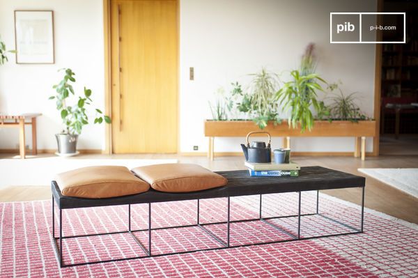 Un meuble hybride à triple fonction : Banc, repose-pieds et table basse.