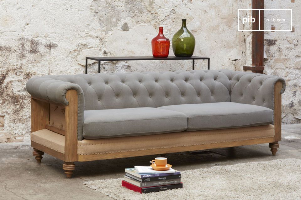 Un magnifique canapé Chesterfield en toile de jute à la structure apparente