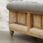 Le dos en bois massif patiné affirme une esthétique artisanale, volontairement laissée brute.