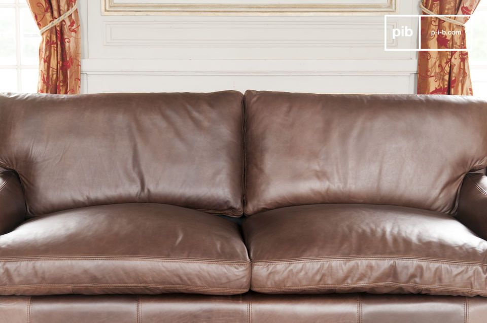 L'assise profonde est composée de coussins rembourrés.