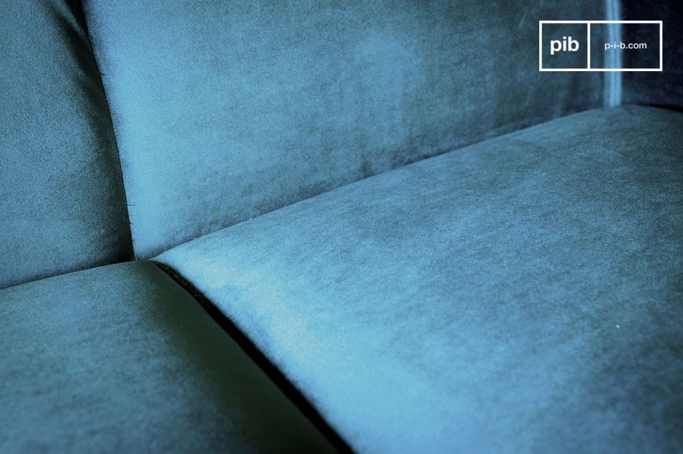 Le revêtement en velours doux arbore un bleu profond tirant vers le vert.